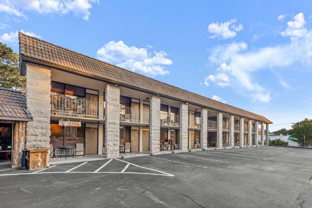 Stonegate Lodge King Bed Wifi Roku Tv Salt Water Pool Room #203 Eureka Springs Exteriör bild