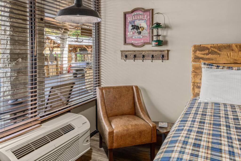 Stonegate Lodge King Bed Wifi Roku Tv Salt Water Pool Room #203 Eureka Springs Exteriör bild
