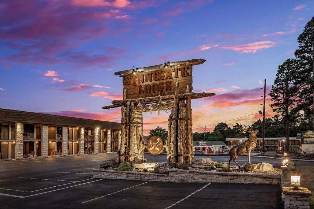 Stonegate Lodge King Bed Wifi Roku Tv Salt Water Pool Room #203 Eureka Springs Exteriör bild